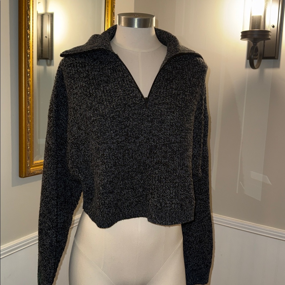 Woman’s  ALO Yoga Black and Gray Marl Cropped Pullover Sweater 1/4 zip. Med. ECU
